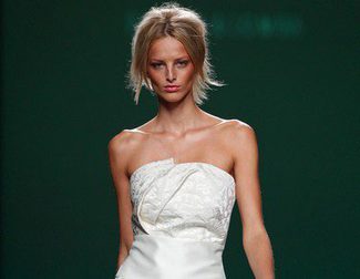 Devota & Lomba apuesta por los blancos y amarillos en su desfile primavera/verano 2014 en Madrid Fashion Week