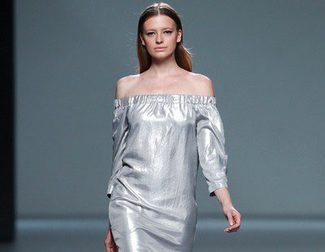 Ángel Schlesser también propone diseños de tendencia metalizada en su colección primavera/verano 2014 en la Madrid Fashion Week