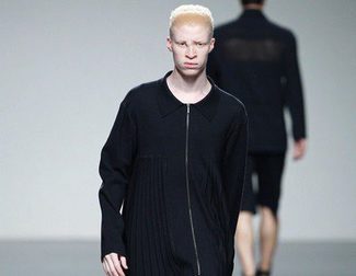 Etxeberría experimenta con las texturas y Rabaneda apuesta por los cuadros en sus desfiles primavera/verano 2014 en la Madrid Fashion Week