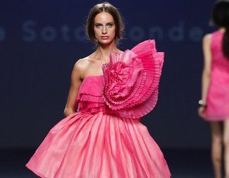Eva Soto Conde presenta sus vestidos geométricos y Diego Estrada una línea sobria y elegante en sus desfiles EGO en la Madrid Fashion Week