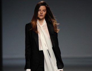 Ángel Schlesser sigue fiel al blanco y negro en la Madrid Fashion Week otoño/invierno 2014/2015