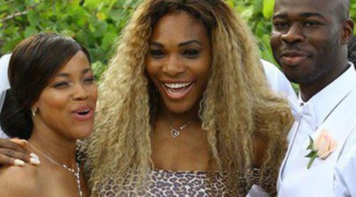 Serena Williams irrumpe en una boda en la playa de Miami para hacerse una foto con los novios