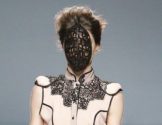 Maya Hansen abre la segunda jornada de la Madrid Fashion Week apostando por corsés, encajes y transparencias