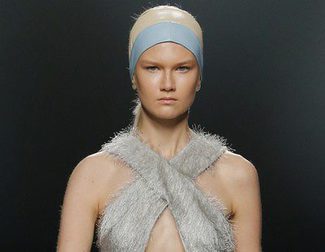 Moisés Nieto propone una estética setentera para la primavera/verano 2015 en la Madrid Fashion Week