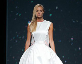 Olas de mar y neopreno en la colección de Amaya Arzuaga para primavera/verano 2015 en Madrid Fashion Week