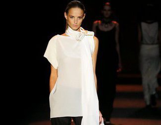 El negro y el blanco roto con inspiraciones marinas en la colección de Miguel Palacio para primavera/verano 2015 en Madrid Fashion Week