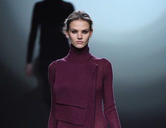 Amaya Arzuaga apuesta por las superposiciones para el otoño/invierno 2015/2016 en Madrid Fashion Week