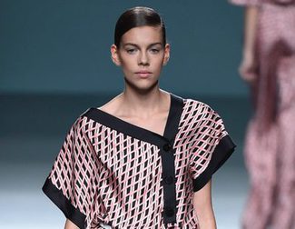 Ángel Schlesser apuesta por la asimetría y sobriedad del color para primavera/verano 2016 en Madrid Fashion Week
