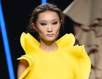Superposiciones, pliegues y volantes en la colección primavera/verano 2016 de Amaya Arzuaga en Madrid Fashion Week