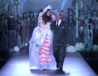 Diseños de cuento de hadas en el desfile de Francis Montesinos en la Fashion Week Madrid