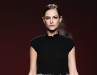 Colores monocromo y aires 'New Look' en el desfile de Amaya Arzuaga de la Fashion Week Madrid