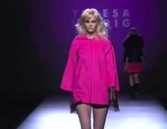 Cuero negro y pedrería empolvada en el desfile de Teresa Helbig en la Fashion Week Madrid