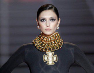 El oro y las joyas XXL protagonizan el espectacular desfile de Aristocrazy en Madrid Fashion Week