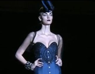 Encaje y pedrería cubren los trajes de noche de Maya Hansen en Madrid Fashion Week