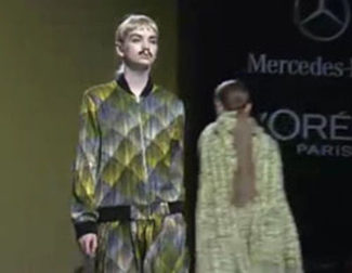 Vestidos masculinos y bigotes femeninos en el desfile de Carlos Díez en la Fashion Week Madrid
