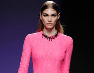 María Escoté sube un mix de flúor y print animal sobre la Fashion Week Madrid