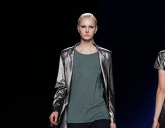 Sara Coleman utiliza líneas sencillas y metalizados para su viaje al futuro en la Fashion Week Madrid