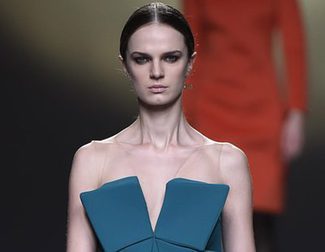 Amaya Arzuaga apuesta por el cocoon y las piezas poliédricas en su colección otoño/invierno 2016/2017