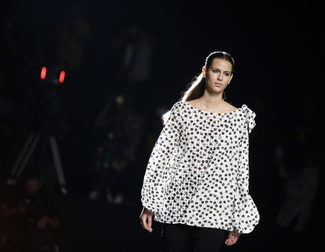 Frescura y sensualidad definen la colección de Roberto Torretta primavera/verano 2017 presentada en la Madrid Fashion Week
