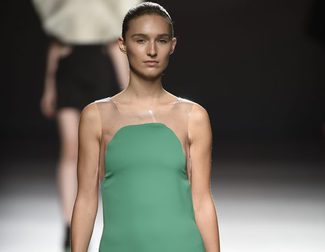 Transparencias y volúmenes en la colección primavera/verano 2017 de Amaya Arzuaga en la Madrid Fashion Week