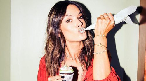 Alessandra Ambrosio promociona su colección con Revolve de la manera más dulce