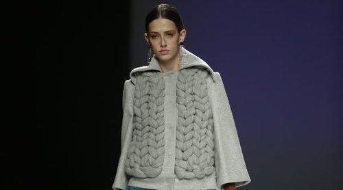 Las líneas minimalistas de Ángel Schlesser inundan la pasarela de la Madrid Fashion Week