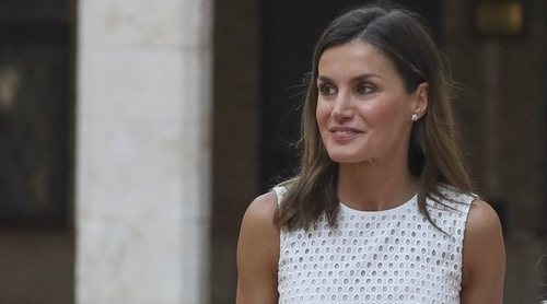 La Reina Letizia sorprende con un vestido veraniego en el tradicional posado familiar en Palma de Mallorca
