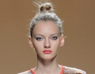 Ailanto apuesta por la blusa y lazos dorados en su colección primavera/verano 2013 presentada en la Fashion Week