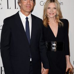David E. Kelley y Michelle Pfeiffer en la fiesta 'Women in Hollywood' de ELLE