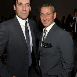 Jon Hamm y Adam Shankman en la fiesta 'Women in Hollywood' de ELLE