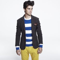 Americana en gris, jersey de listas y pantalón amarillo de Blanco, colección otoño 2011