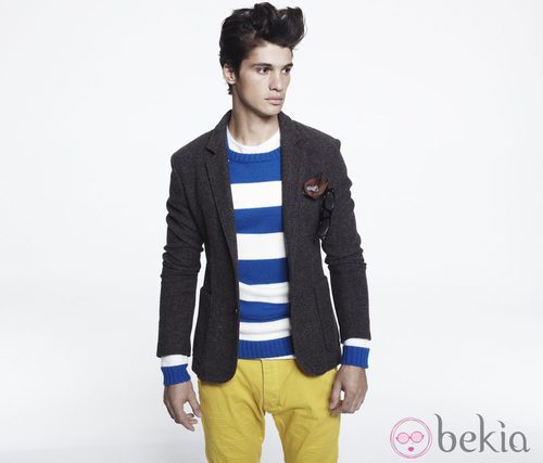 Americana en gris, jersey de listas y pantalón amarillo de Blanco, colección otoño 2011