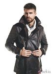 Gerard Piqué con abrigo de piel marrón con doble botonadura para la colección otoño-invierno 2011 de H.E. by Mango