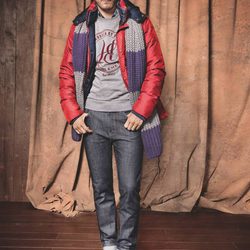 Abrigo rojo y bufanda de la firma H.E. By Mango para el otoño/invierno 2011-2012