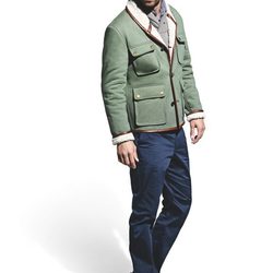 Gerard Piqué con cazadora verde y pantalones azules para la colección otoño-invierno 2011 de H.E. by Mango