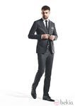 Gerard Piqué con traje gris y camisa blanca para la colección otoño-invierno 2011 de H.E. by Mango