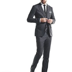 Gerard Piqué con traje gris y camisa blanca para la colección otoño-invierno 2011 de H.E. by Mango