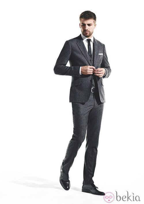 Gerard Piqué con traje gris y camisa blanca para la colección otoño-invierno 2011 de H.E. by Mango