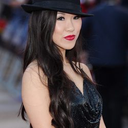 Sellina Lo, con un sombrero fedora negro