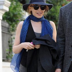 Kylie Minogue con un fedora azul