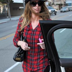 Nicky Hilton con un look a cuadros y un sombrero fedora