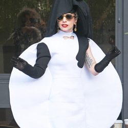 Looks de Lady Gaga: Vestido huevo