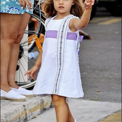La Infanta Leonor con un vestido blanco y lazo morado