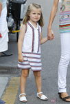 La Infanta Leonor con traje blanco y rayas marineras