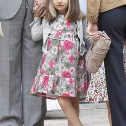 La Infanta Leonor con un vestido de flores verdes y rosas