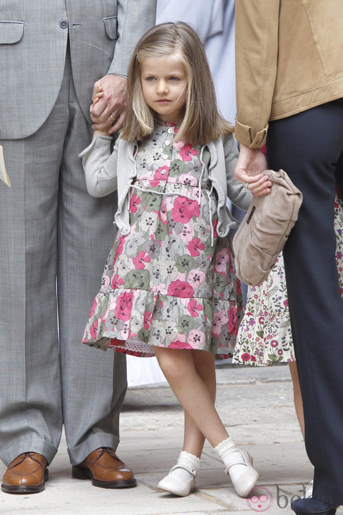 La Infanta Leonor con un vestido de flores verdes y rosas