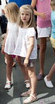 La Infanta Leonor con shorts caquis y camiseta blanca