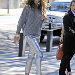 Elle McPherson con unos pitillos plateados