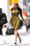 Blake Lively vistiendo gabardina