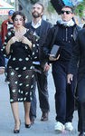 Monica Bellucci durante la grabación del spot Dolce&Gabbana con conjunto de topos blancos